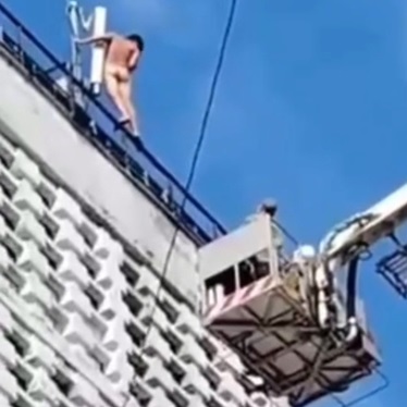 Naked Man Ends His Life by Jumping From Roof of Apartment Building