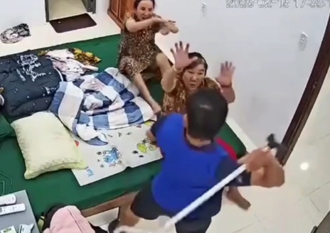 Lunatic Chinese young man abusing his old mother 