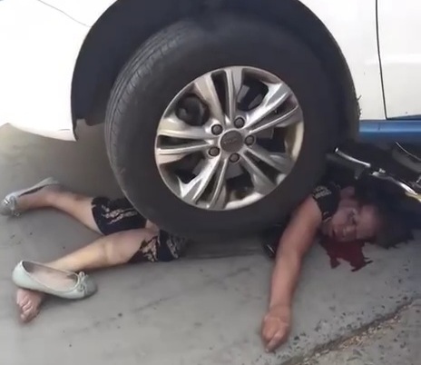 Woman crashed dead under taxi 