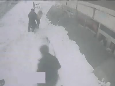 Giant Signboard Fell And Crushed People !