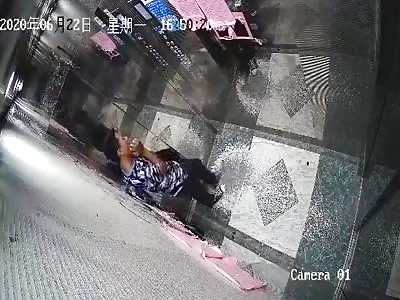 Chinese pedophile caught by elevator camera red handed 