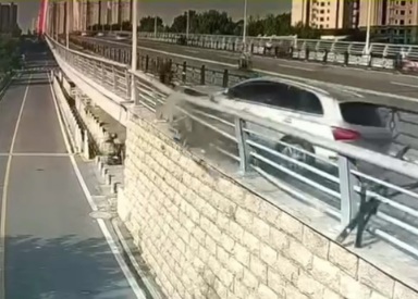Speeding driver lost control and fall off a bridge 