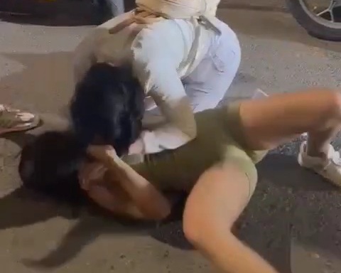 Two drunk girls fighting over a man 
