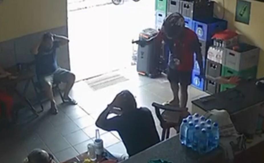 Robbery Doesn't Go Quite As Planned At Commercial Establishment 