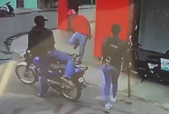 Woman Suddenly Knocks Out A Guy With A Baseball Bat