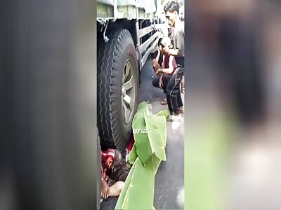 Motorcyclist was crushed by a truck 