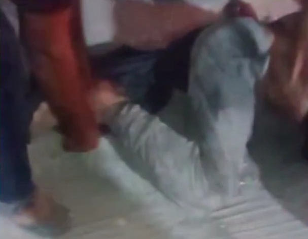 Another thief captured in gets his legs smashed by qassami fighters 