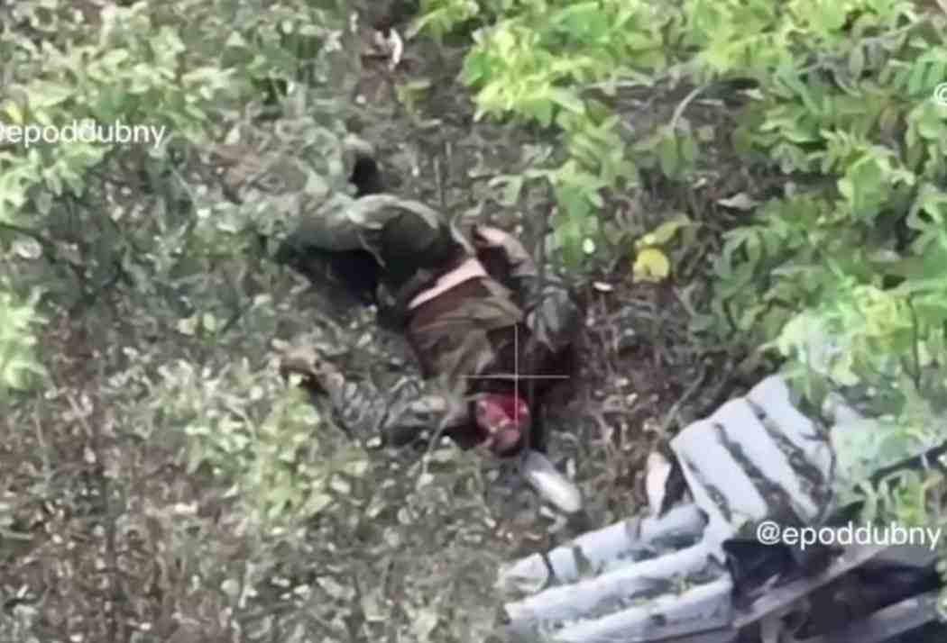 Execution: Katsap beats Ukranny to death. 