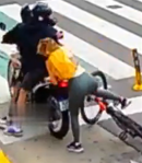 Blonde Fight Back For Her Phone and Catches Robber