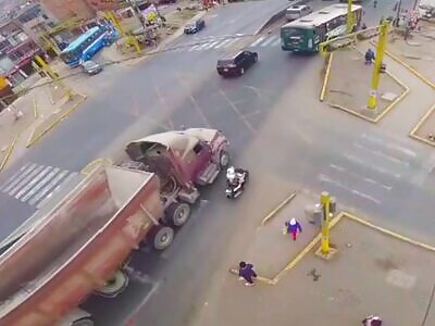 TRAFFIC POLICE OFFICER DIES RUN OVER BY TRUCK