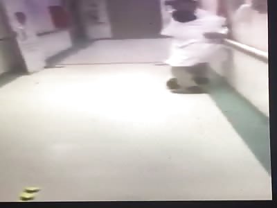 Crazy patient Stabbed his doctor in the hospital