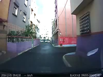 Man tries to steal money from woman carrying bag (skip to 1:05 of video) 