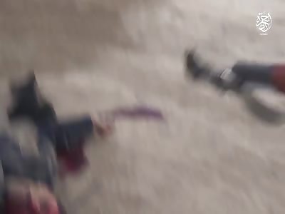 (Video 2) in battle Islamic soldiers execute their opponents Cruelty