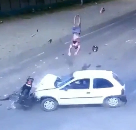 A motorcyclist in the preferential lane was cut off by a car, wich led to the crash and a solid upward projection.