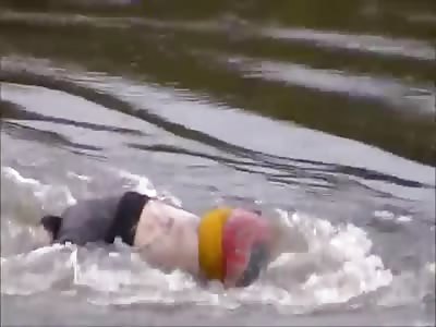 Man drowned in the river He is taken out by paramedics.