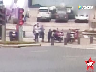 man falls into a hole in Nanchang 