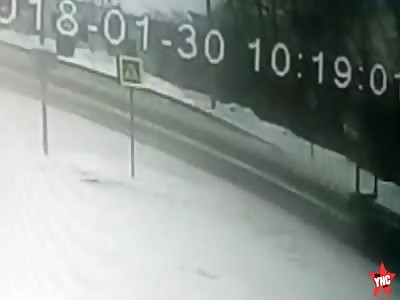 Live Suicide: woman crushed under the truck (Siberia)