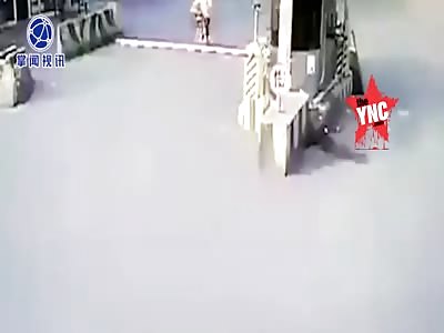 accident in  Guangdong woman hit by car park stop bar