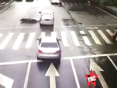 woman's legs get crushed by a car in Xuancheng District, Anhui Province