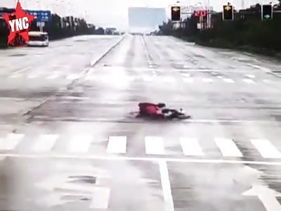 two die when they were crushed by a truck in Xiangtan