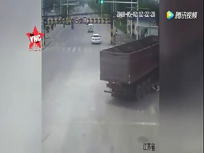 accident at the junction of Runxin Road and Textile Road in Liuxin Town, Tongshan District.