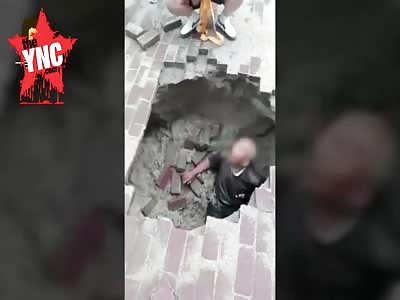  Uncle Ma, aged 80 fell into a pit 1.5 meters deep pit in Heilongjiang