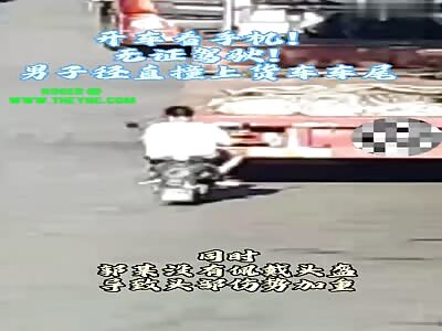 Man hits his head on the back of a tractor in Xiangtan City