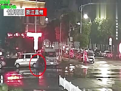 Elderly Zhao was knocked down by a car in Ouhai District