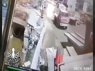 Brutal accident, man was crushed by truck