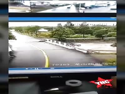 accident, the car falls off the bridge