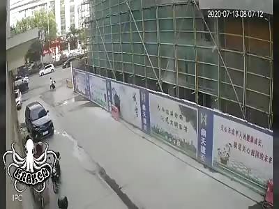 man is stabbed to death in broad daylight