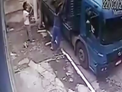 men crushed by accident at work .... WTF