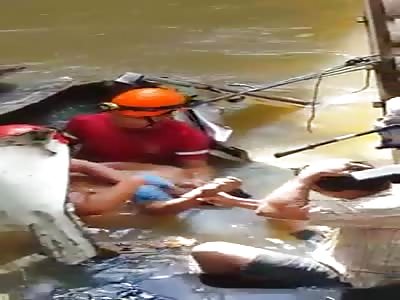 Trailer with cargo of cocoa falls into a river and the driver dies drowned