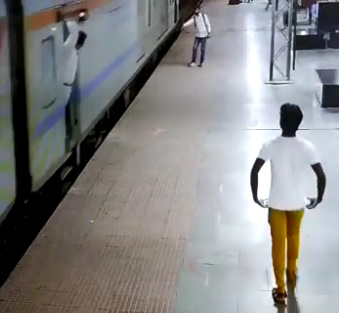 Man Falls & Dies From Ranchi Local Train