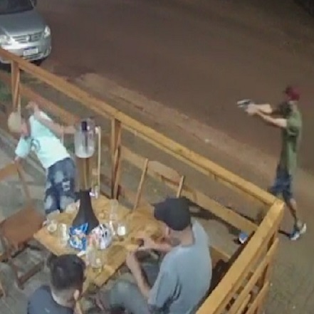 Hitman Calmly Kills Victim At Distant Range