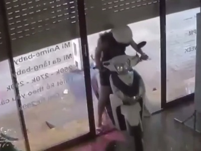 Girl tries to Steal a Motorcycle..HORRIBLE Idea