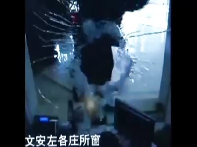 Banker robber blocked by locals.