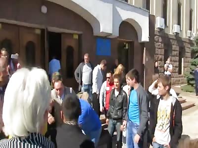 Ukrainians throws politicians in rubbish bin