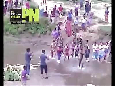 GROUP OF MUSLIM KILL LUMBERJACK  