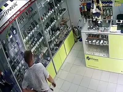 Ruso cabron golpea a dependienta